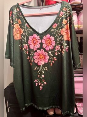 💚 Green and Pink Floral Top